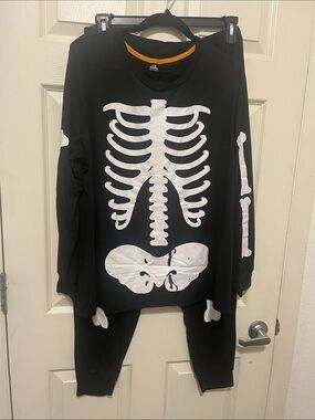 Celebrate! Halloween 2 piece Skull/Bones PJ Set with Orange Trim XL